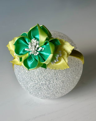 Bentiță handmade cu flori din satin, galben si verde