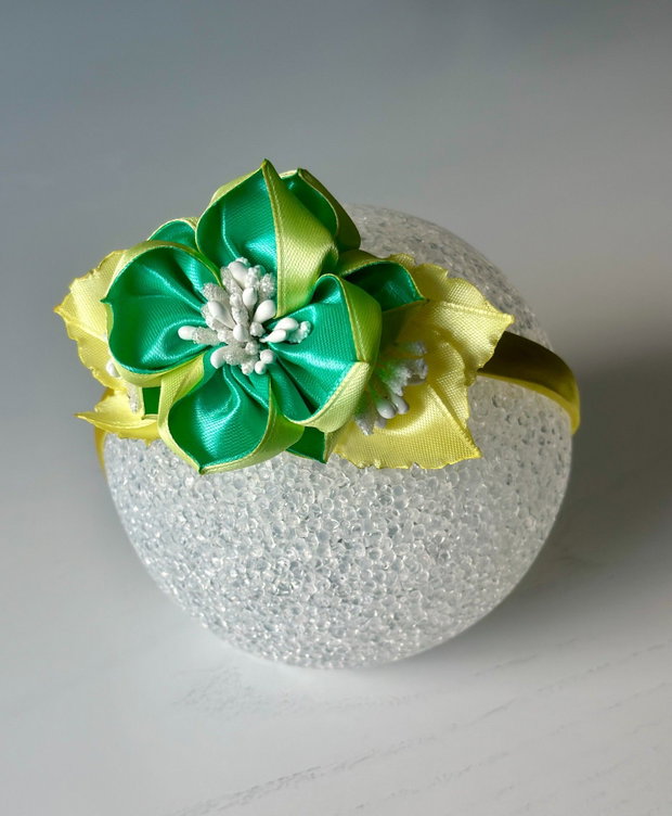 Bentiță handmade cu flori din satin, galben si verde