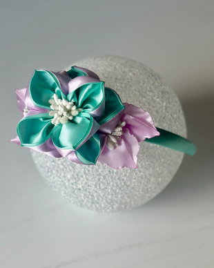 Bentiță handmade cu flori din satin, lila si menta
