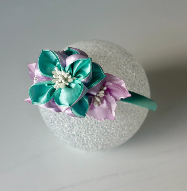 Bentiță handmade cu flori din satin, lila si menta