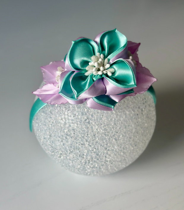 Bentiță handmade cu flori din satin, lila si menta