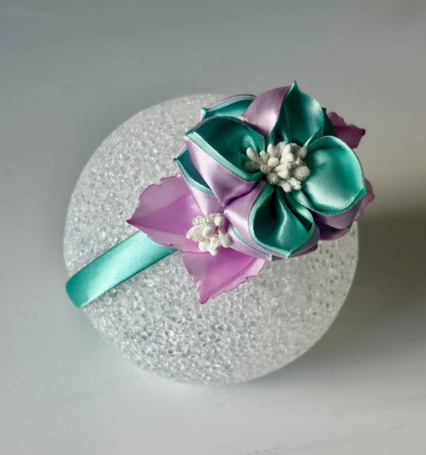Bentiță handmade cu flori din satin, lila si menta