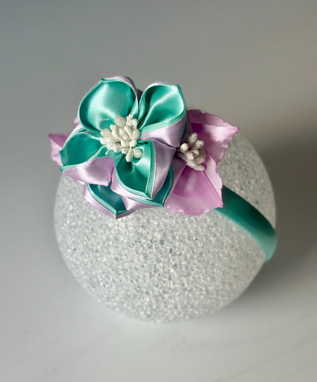 Bentiță handmade cu flori din satin, lila si menta