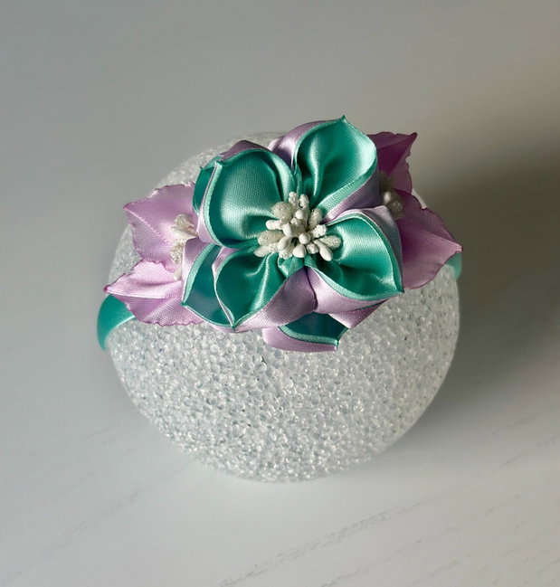 Bentiță handmade cu flori din satin, lila si menta