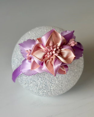 Bentiță handmade cu flori din satin, lila si piersica