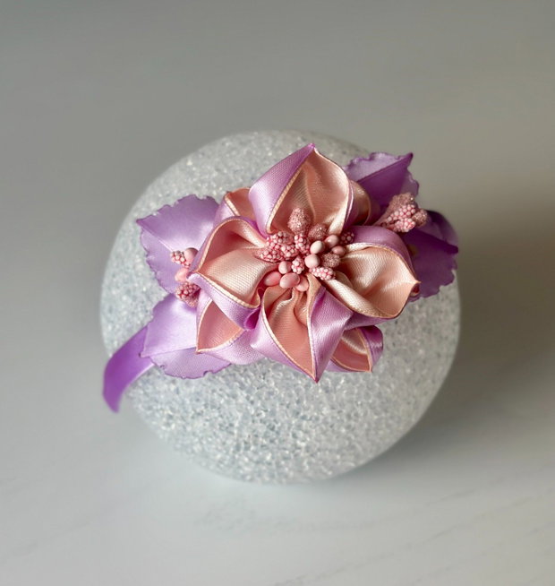 Bentiță handmade cu flori din satin, lila si piersica