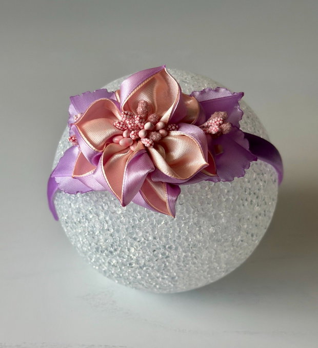 Bentiță handmade cu flori din satin, lila si piersica