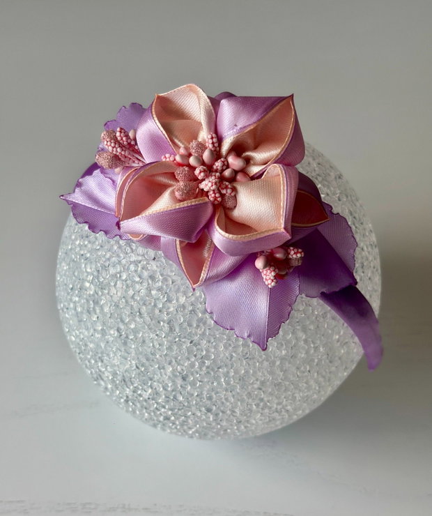 Bentiță handmade cu flori din satin, lila si piersica