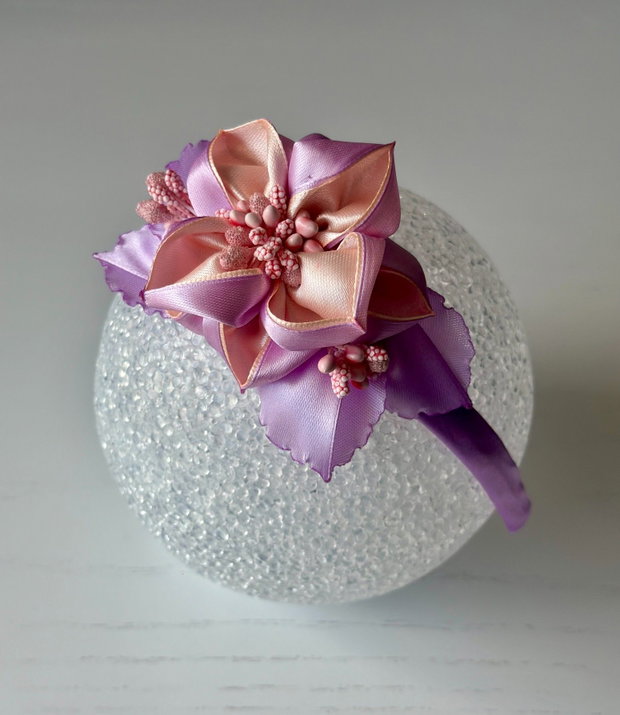 Bentiță handmade cu flori din satin, lila si piersica