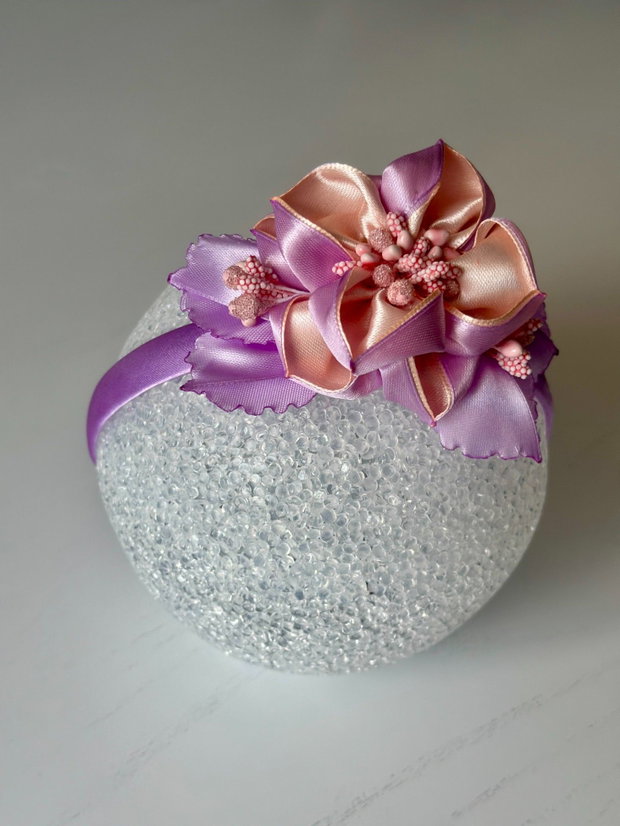 Bentiță handmade cu flori din satin, lila si piersica
