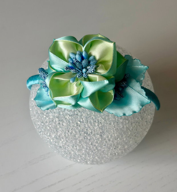 Bentiță handmade cu flori din satin, verde menta si verde neon