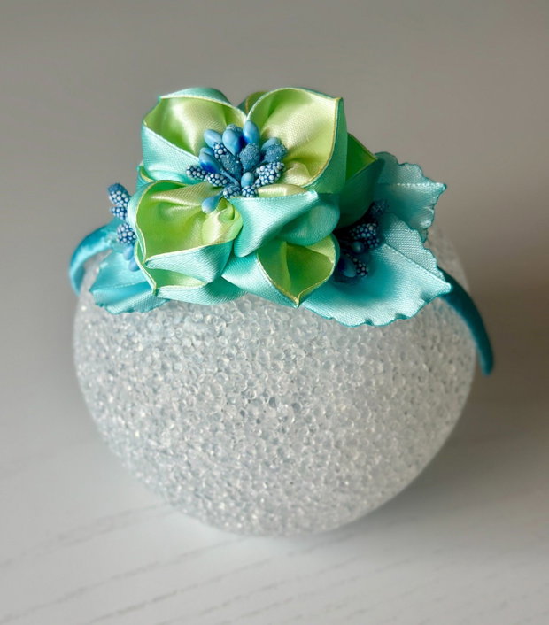 Bentiță handmade cu flori din satin, verde menta si verde neon