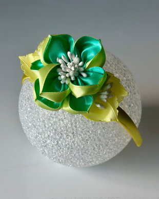 Bentiță handmade cu flori din satin, galben si verde