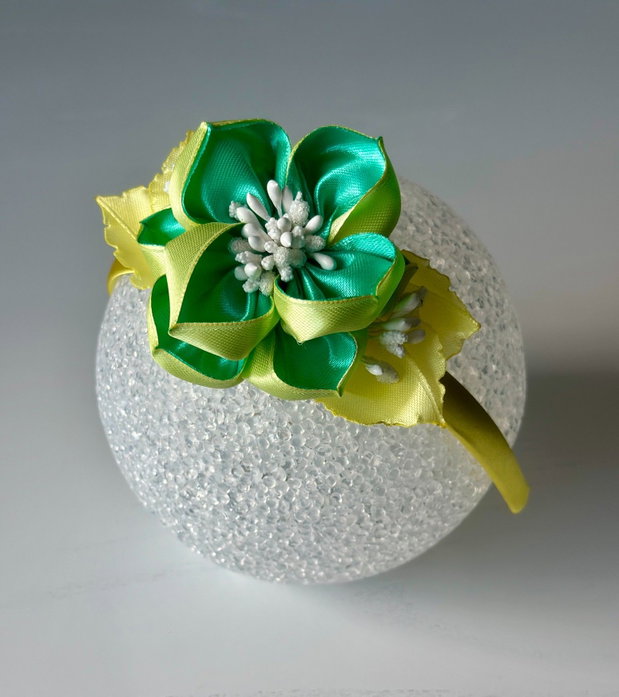 Bentiță handmade cu flori din satin, galben si verde