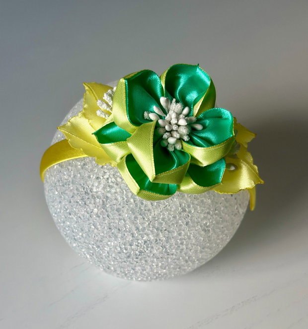 Bentiță handmade cu flori din satin, galben si verde