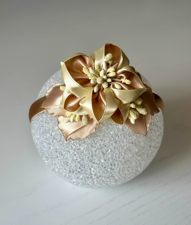 Bentiță handmade cu flori din satin, crem si bej