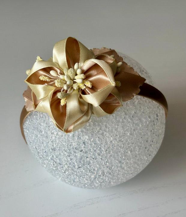 Bentiță handmade cu flori din satin, crem si bej