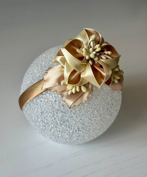 Bentiță handmade cu flori din satin, crem si bej