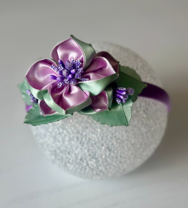 Bentiță handmade cu flori din satin, lila si verde menta