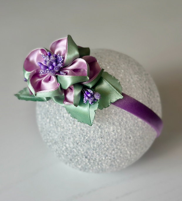 Bentiță handmade cu flori din satin, lila si verde menta