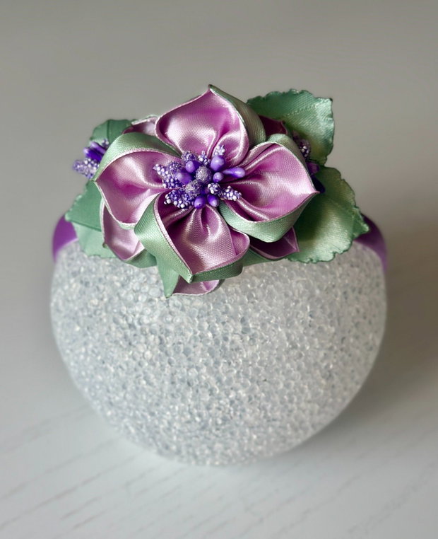 Bentiță handmade cu flori din satin, lila si verde menta