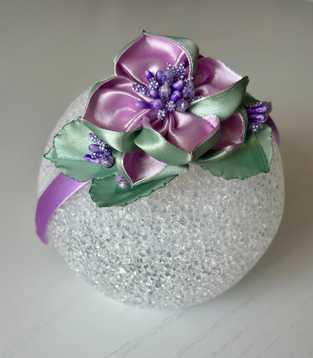 Bentiță handmade cu flori din satin, lila si verde menta