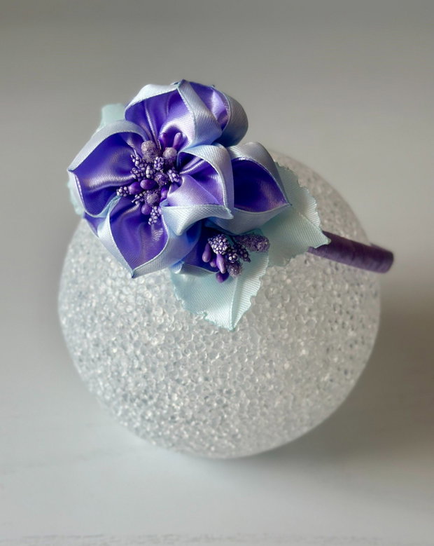 Bentiță handmade cu flori din satin, albastru și mov