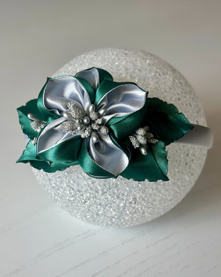 Bentiță handmade cu flori din satin, verde inchis si argintiu