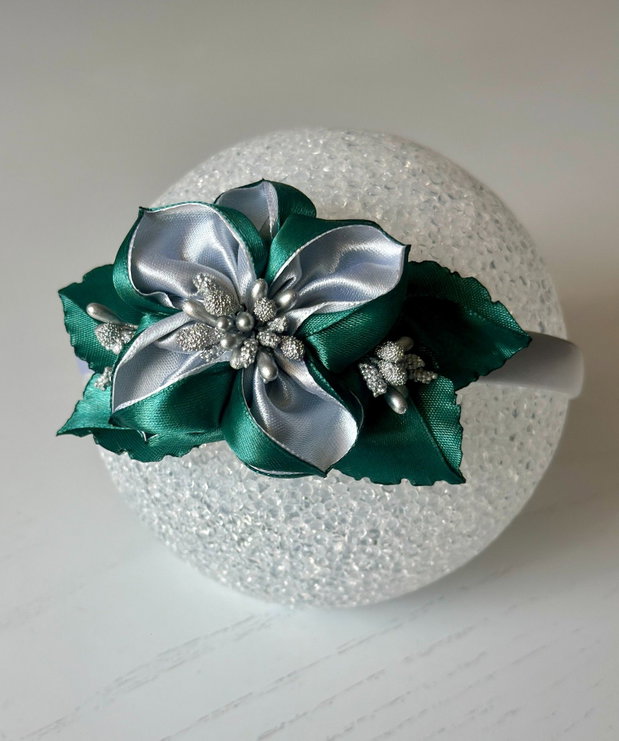 Bentiță handmade cu flori din satin, verde inchis si argintiu