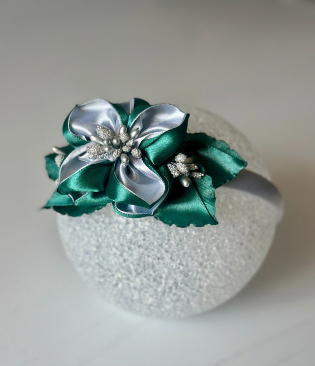 Bentiță handmade cu flori din satin, verde inchis si argintiu