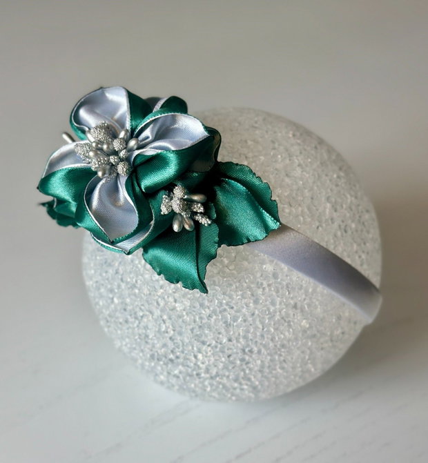 Bentiță handmade cu flori din satin, verde inchis si argintiu