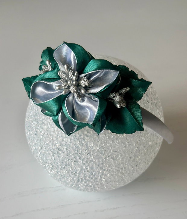 Bentiță handmade cu flori din satin, verde inchis si argintiu