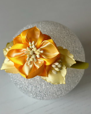 Bentiță handmade cu flori din satin, galben si portocaliu