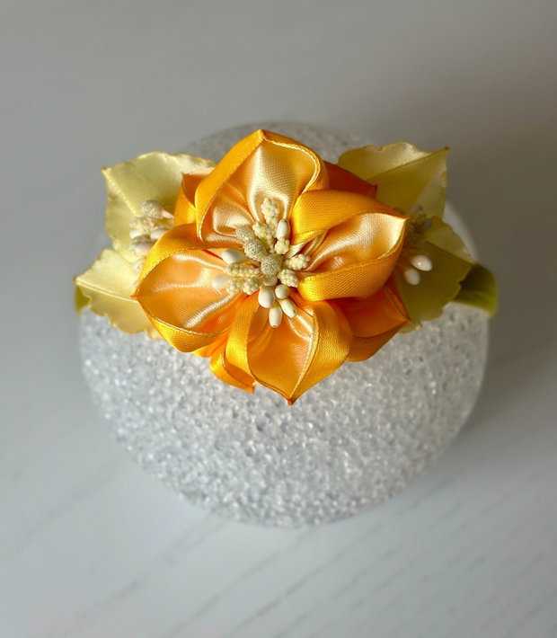 Bentiță handmade cu flori din satin, galben si portocaliu