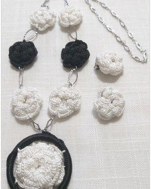 SET CROSETAT CU MATASE ALBA SI NEAGRA