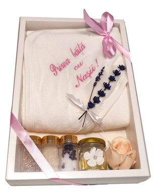 Set prima baita dupa botez pentru fetita, roz, cu prosop brodat si accesorii, Denikos NK89