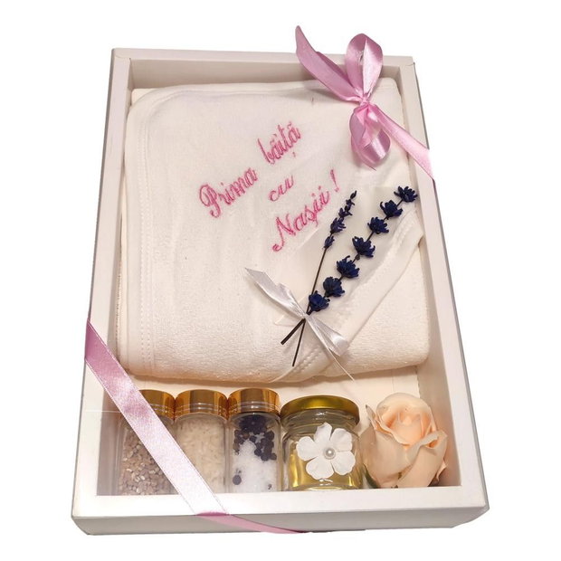 Set prima baita dupa botez pentru fetita, roz, cu prosop brodat si accesorii, Denikos NK89