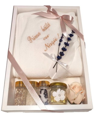 Set prima baita dupa botez pentru fetita, roz pudra, cu prosop brodat si accesorii, Denikos NK90