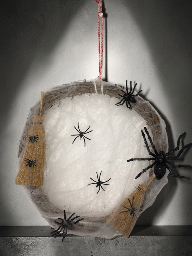 Coroniță Halloween Handmade Pânză de Păianjen  și Mături Decorative "Măturile Vrăjite"
