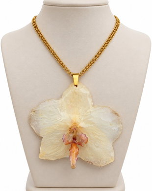 Colier handmade cu orhidee naturală galben deschis, conservată în rășină  Bijuterie florală unicat