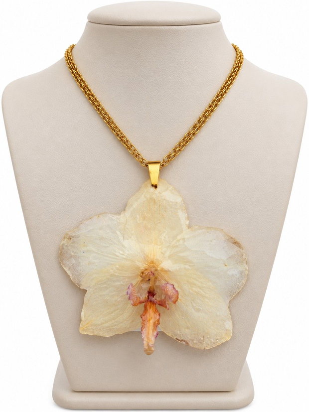 Colier handmade cu orhidee naturală galben deschis, conservată în rășină  Bijuterie florală unicat