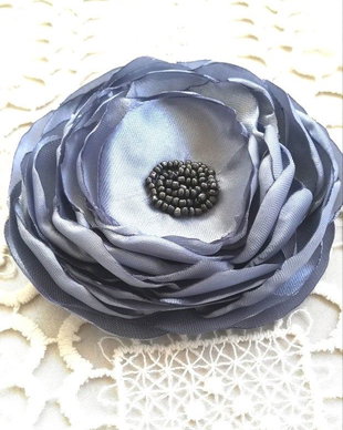 brosa floare gri argintiu satinat cu margelute antracit 10,5 cm