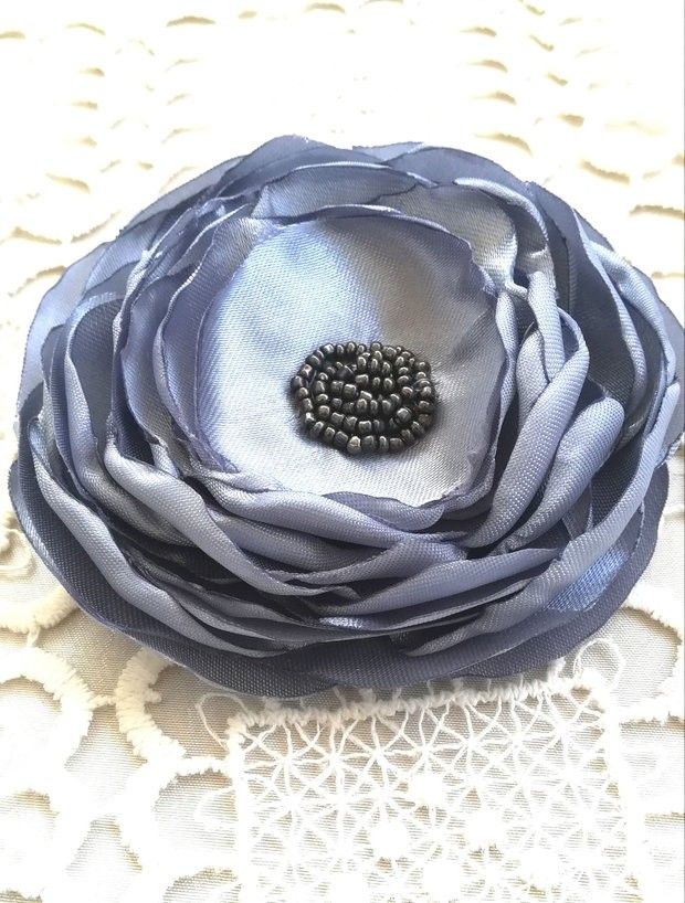 brosa floare gri argintiu satinat cu margelute antracit 10,5 cm