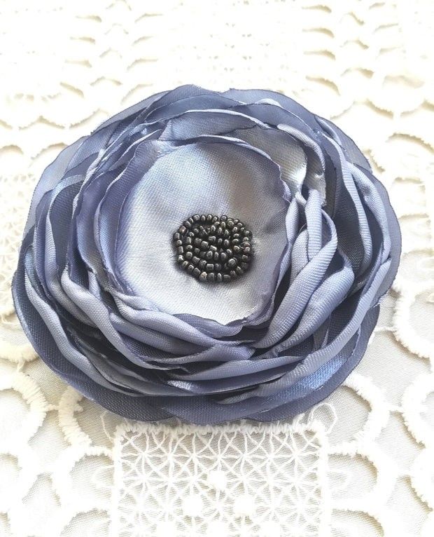 brosa floare gri argintiu satinat cu margelute antracit 10,5 cm