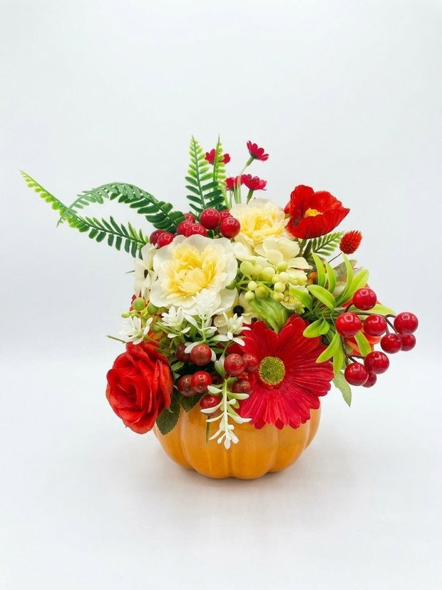 Aranjament floral roșu (mac, crizantema, trandafiri)