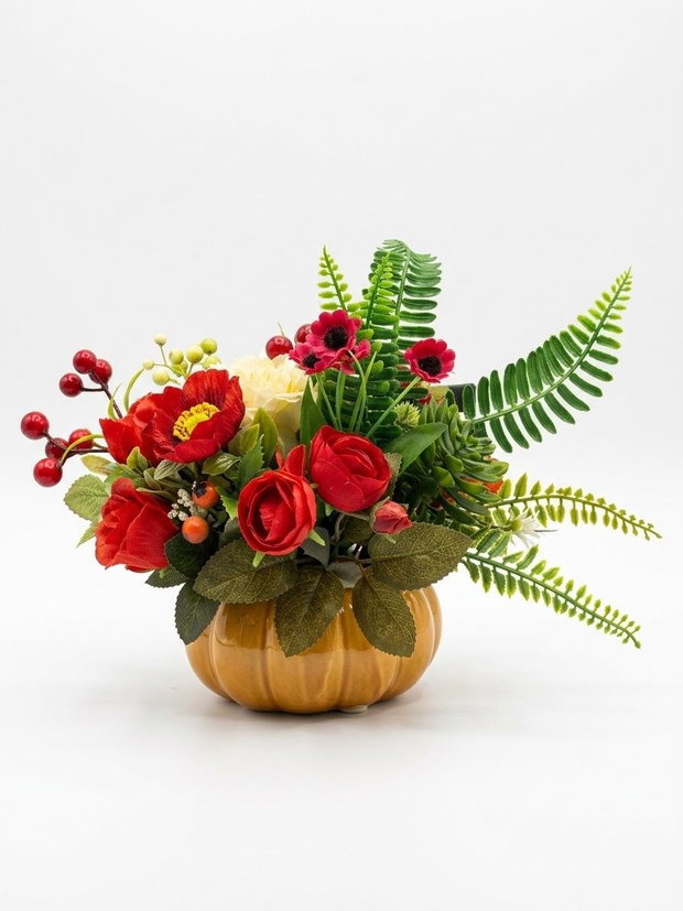 Aranjament floral roșu (mac, crizantema, trandafiri)