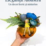 Aranjament floral bujori și figurina