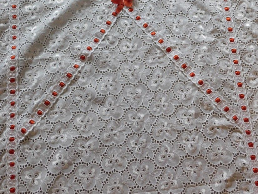 Fata de masa vintage, material brodat, dantele , deosebita