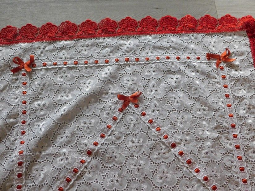 Fata de masa vintage, material brodat, dantele , deosebita