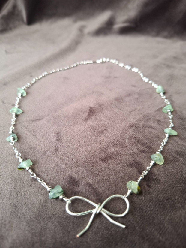 Colier handmade cu fundiță din sârmă placată cu argint și prehnit
